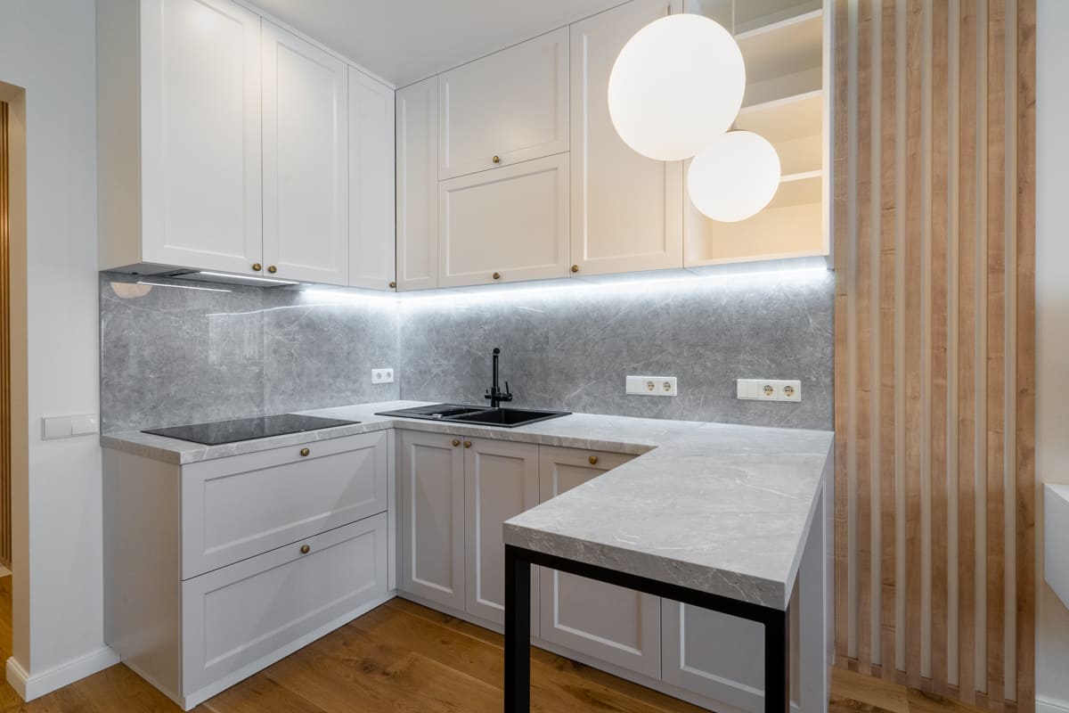 Кухня в неоклассическом стиле с элементами скандинавского