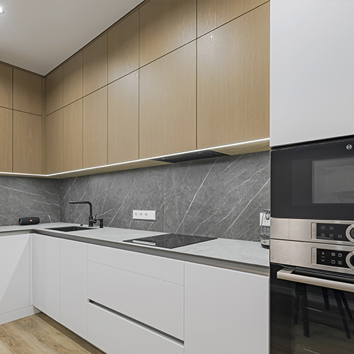 Особое внимание уделено фурнитуре: использованы системы плавного закрытия ящиков Blum, скрытые петли и интеллектуальные системы хранения, обеспечивающие комфорт и безупречную работу на долгие годы.