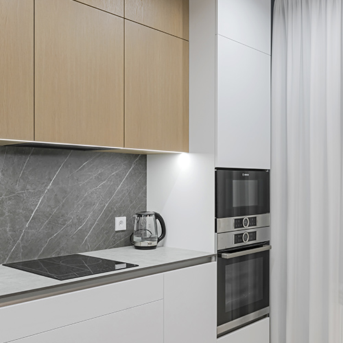 Основной материал фасадов — премиальный шпонированный МДФ, который ценится за благородную текстуру натурального дерева, долговечность и устойчивость к перепадам влажности.