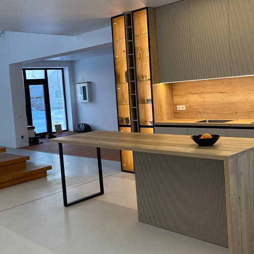 Для отделки и фасадов были выбраны премиальные материалы: массив светлого дуба, матовые краски высшего качества и столешница из кварцевого агломерата.