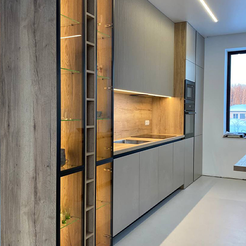 В основу проекта легли принципы скандинавского стиля: светлая цветовая палитра, функциональность и обилие естественного света, что создаёт ощущение простора и уюта.